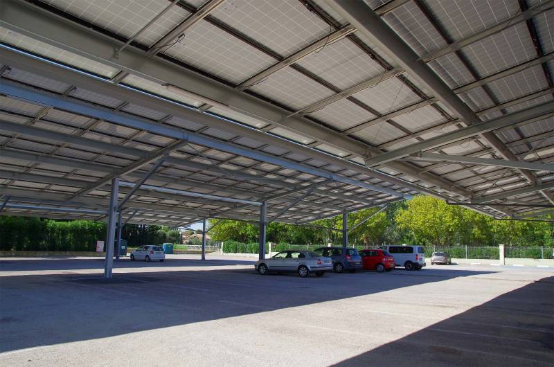 Ombrière photovoltaïque sur un parking professionnel